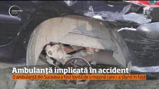 Un şofer de 85 de ani a ajuns la spital după ce NU a acordat prioritate unei ambulanţe. Maşina sa a fost lovită în plin de salvare