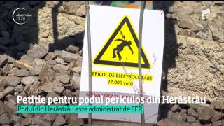 Podul de cale ferată din parcul Herăstrău a fost înţesat de mesaje de atenţionare, după ce un alt tânăr s-a electrocutat