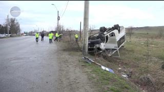 Clipe de groază în Hunedoara: Un microbuz cu 17 elevi s-a răsturnat într-un şanţ. 13 copii au fost transportaţi la spital