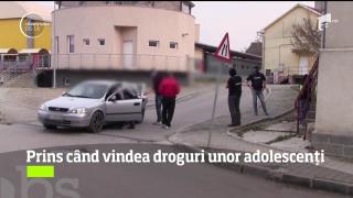 Un traficant de droguri a fost prins de poliţie în timp ce vindea substanţe interzise unor adolescenţi