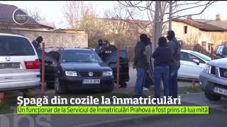 Un funcţionar de la Serviciul de Înmatriculări Auto din Prahova lua mită pentru a-i scăpa pe şoferi de cozile de la ghişee