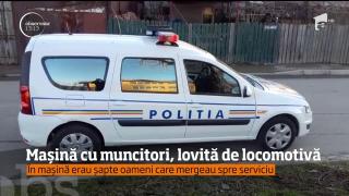 LA UN PAS DE MOARTE! Şapte oameni au scăpat CU VIAŢĂ, după ce maşina în care se aflau a fost lovită în plin de o LOCOMOTIVĂ