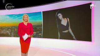 Lora face senzaţie pe internet. Cum s-a pozat artista în faţa oglinzii