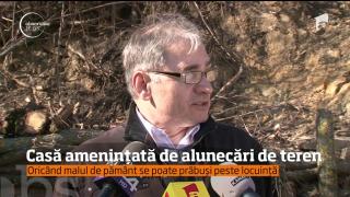 O familie din Iaşi riscă să fie înghiţită de pământ în orice clipă! Casă lor este ameninţată de alunecări de teren