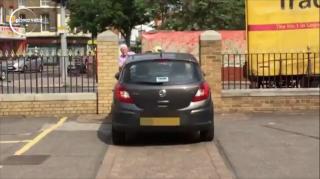 VIDEO: o şoferiţă neîndemânatică se chinuie să iasă dintr-o curte. Dar cum a intrat acolo?