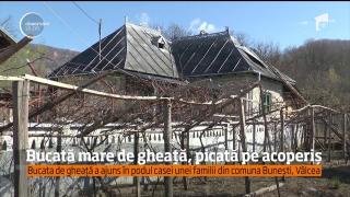 Uriaşă bucată de gheaţă, CĂZUTĂ DIN CER! Podul unei case din Vâlcea a fost distrus