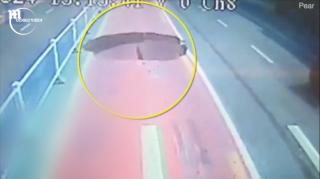 Dezastru evitat la secundă! Momentul când un crater se deschide în asfalt fix după trecerea unui autobuz