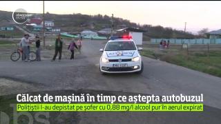 Bărbat SPULBERAT de o maşină, în timp ce aştepta autobuzul. Şoferul vinovat conducea băut, deşi îl avea cu el pe copilul său