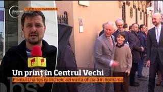IMAGINI VIRALE: Prinţul Charles, îmbrăţişat de un copil în Centrul Vechi, în ultima zi petrecută în România (VIDEO)