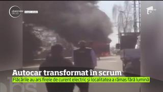 Un autocar care transporta elevi, a ars în întregime, la Satu Mare