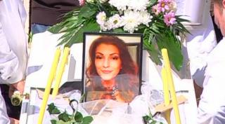 DURERE FĂRĂ MARGINI la înmormântarea tinerei ucise de avocatul beat din Iaşi. Peste 800 de oameni au condus-o pe ultimul drum pe Alexandra