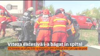 Şi-au văzut MOARTEA! Patru persoane au ajuns la spital, ÎN STARE GRAVĂ, după ce maşina lor s-a izbit de un cap de pod