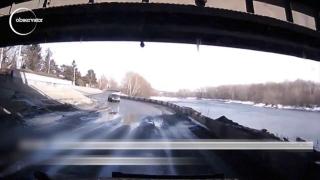 Şi-a văzut moartea cu ochii: un şofer şi-a filmat momentul când a plonjat cu maşina în apă