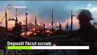 CURAJ NEBUN! UN tânăr a încercat să stingă de unul singur flăcările violente care au cuprins un depozit (VIDEO)