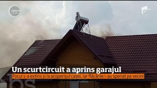 PANICĂ în Suceava. Un garaj a fost mistuit de flăcări, care s-au extins şi la o casă vecină (VIDEO)