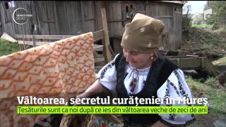 Curăţenie ca pe vremuri. Înainte de Paşti, în Mureş, ţesăturile se spală după o metodă veche