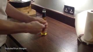 Un truc folositor: Cum deschizi o sticlă de bere cu o COALĂ DE HÂRTIE