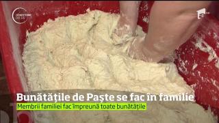 De Paşte, o familie din Mureş coace preparate pe care le dăruiesc altora. Tradiţia este respectată cu sfinţenie an de an