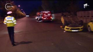 Accident auto în Capitală. Două taxiuri s-au CIOCNIT într-o intersecţie. Unul dintre ele s-a RĂSTURNAT