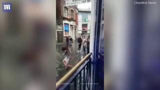 Un bărbat şi o femeie s-au luat la PUMNI în plină stradă. Clipul a stârnit o adevărată controversă pe internet