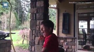 Micul CURAJOS: Un băieţel şi-a scos un dinte cu ajutorul unei gute legată de un arc cu săgeţi VIDEO