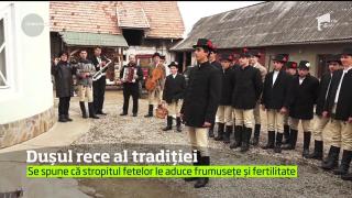 Tradiţia din Ardeal în a doua zi de Paşte le întrece pe toate! Udatul fetelor, obiceiul păstrat din bîtrâni