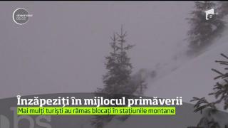 MOMENTE DRAMATICE! Turişti rămaşi blocaţi pe drumuri de munte, din cauza zăpezii şi a gerului năpraznic