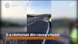 Trafic paralizat în Vâlcea! Drumul către Piteşti s-a umplut de MERE, în urma unui accident (VIDEO)