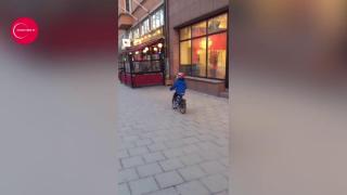 Școala vieții. Cu ochii după femei goale, un puști învață un alt sens al cuvântului "protecție" (VIDEO)