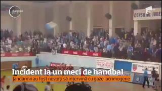Meciul de handbal dintre Constanţa şi Dinamo, întrerupt de VIOLENŢE. Unii suporteri au avut nevoie de îngrijiri medicale (VIDEO)