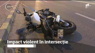 IMPACT VIOLENT într-o intersecţie din Suceava! Motociclist spulberat de o maşină care a forţat semaforul