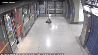 Imagini TERIFIANTE: Un adolescent, simpatizant ISIS, a  fost filmat plasând O BOMBĂ la METROU VIDEO