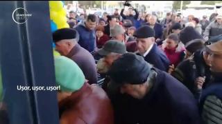 Înghesuială mare la deschiderea unui supermarket din Iaşi! Oamenii au dat năvală în magazine după reduceri