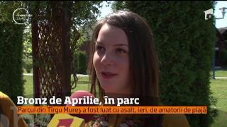 Vremea extrem de călduroasă i-a scos din case! Oamenii au ieşit la bronzat în parcul, la Târgu Mureş