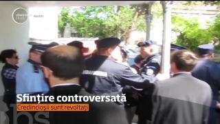 Episcopului Huşilor, Corneliu Bârlădeanu, fotografiat în timp ce cobora din maşină pe un covor întins direct pe pământ