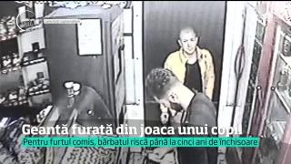 Poliţia caută un bărbat surprins de camerele de supraveghere când fura dintr-un magazin o geantă în care era o sumă mare de bani