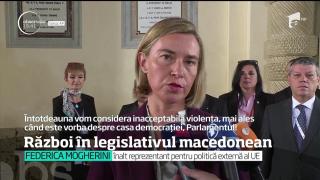 Râzboi în Parlamentul de la Skopje. Peste o sută de protestatari violenți au intrat în sediul legislativului din Macedonia
