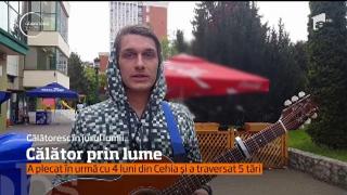 Înconjurul lumii, cu chitara la braţ şi făcând "autostopul"! Un tânăr din Cehia a poposit în România, aflat într-o călătorie inedită