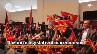 Scene de război, în Parlamentul de la Skopje. Politicienii au fost atacaţi de sute de manifestanţi