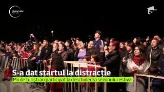 Plaja din Mamaia, plină ochi! Mii de turiştii au încins hore şi au lansat lampioane de la malul mării