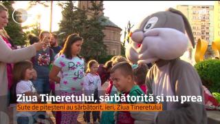 Carnaval la Piteşti de Ziua Tineretului: Căluşari, clovni şi dansatori au animat străzile oraşului