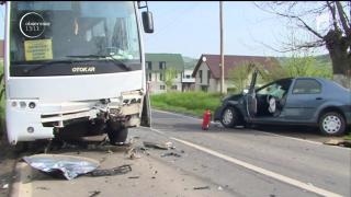 Accident violent, în Mureş. Un copil şi cinci persoane la spital, după ce o maşină a intrat frontal într-un autobuz