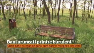 Bani aruncați printre buruieni! În comuna Berceni din Prahova s-a cumpărat mobilier stradal de peste 80.000 de lei