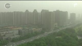 Imaginile dezastrului! O puternică furtună de nisip a lovit mai multe regiuni din China (VIDEO)