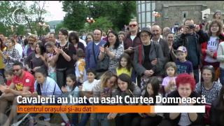 Spectacol de excepție în Piatra Neamț! Cavalerii au luat cu asalt Curtea Domnească
