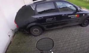 L-a scăpat în stradă şi s-a chinuit minute în şir să-l prindă. Un bărbat s-a filmat fugărind un iepuraş, printre maşini VIDEO