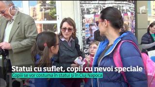 Lecţie de viaţă! Tineri și copii cu dizabilități, statui vii pe străzile din Baia Mare