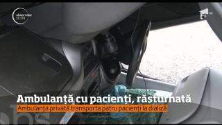 Ambulanţă privată în care erau patru pacienţi, răsturnată, după ce s-a lovit cu o altă maşină