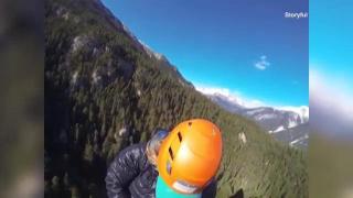 Curaj sau inconştienţă? O tânără şi-a făcut selfi-uri din vârful unei stânci, situate la zeci de metri înălţime (VIDEO)