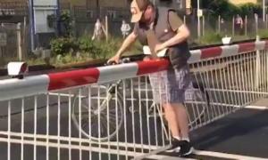 A văzut moartea cu ochii: Un bărbat a fost la un pas de a fi călcat de tren, după ce a forţat o barieră la nivel cu calea ferată (VIDEO)